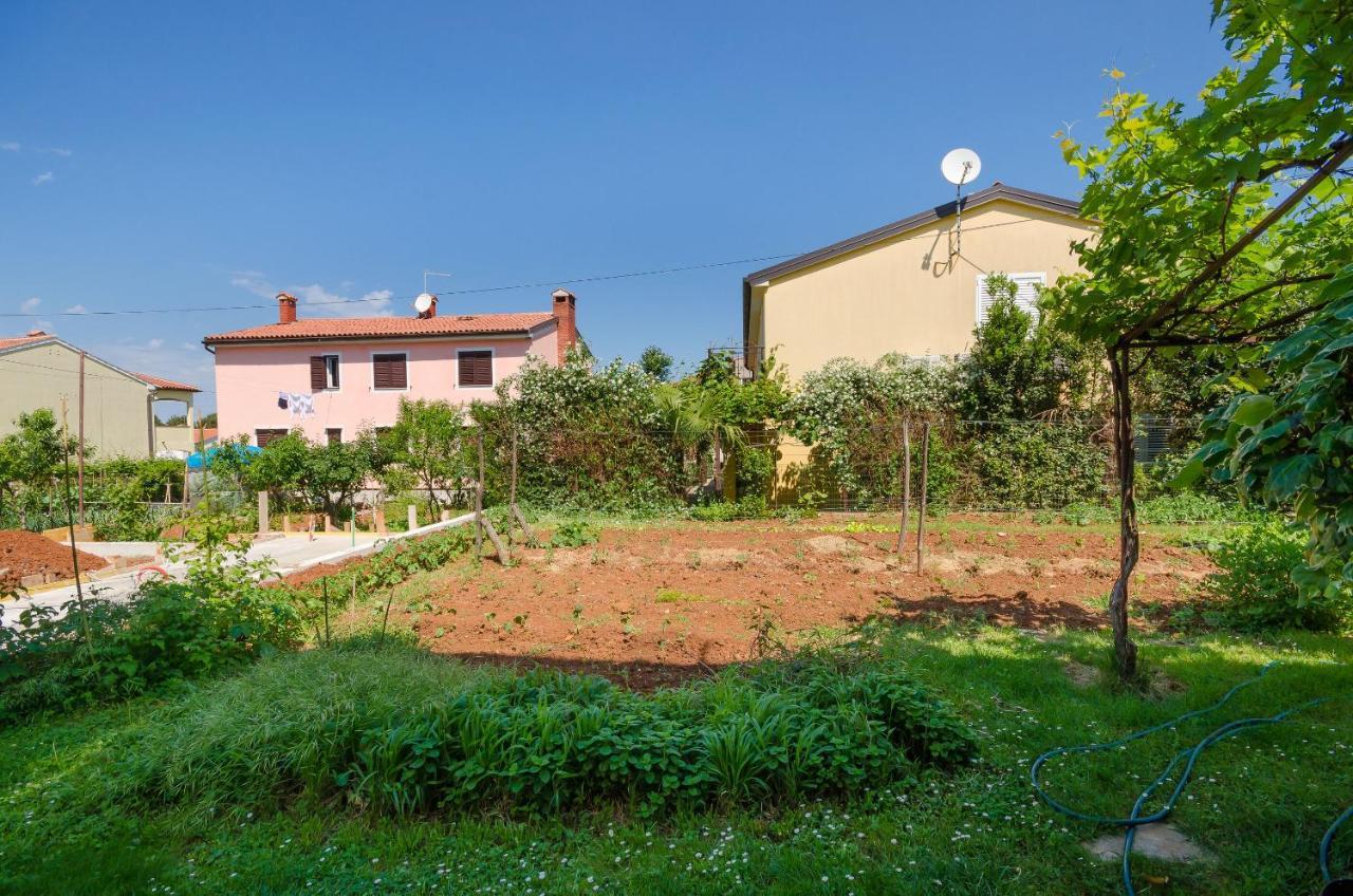 Apartments Milan Poreč Exteriör bild